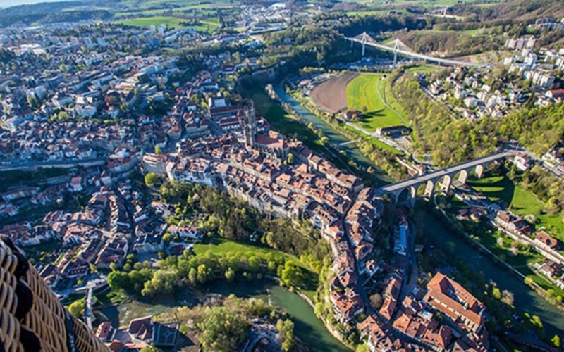 Vue aérienne de la ville de Fribourg © Laurent Sciboz